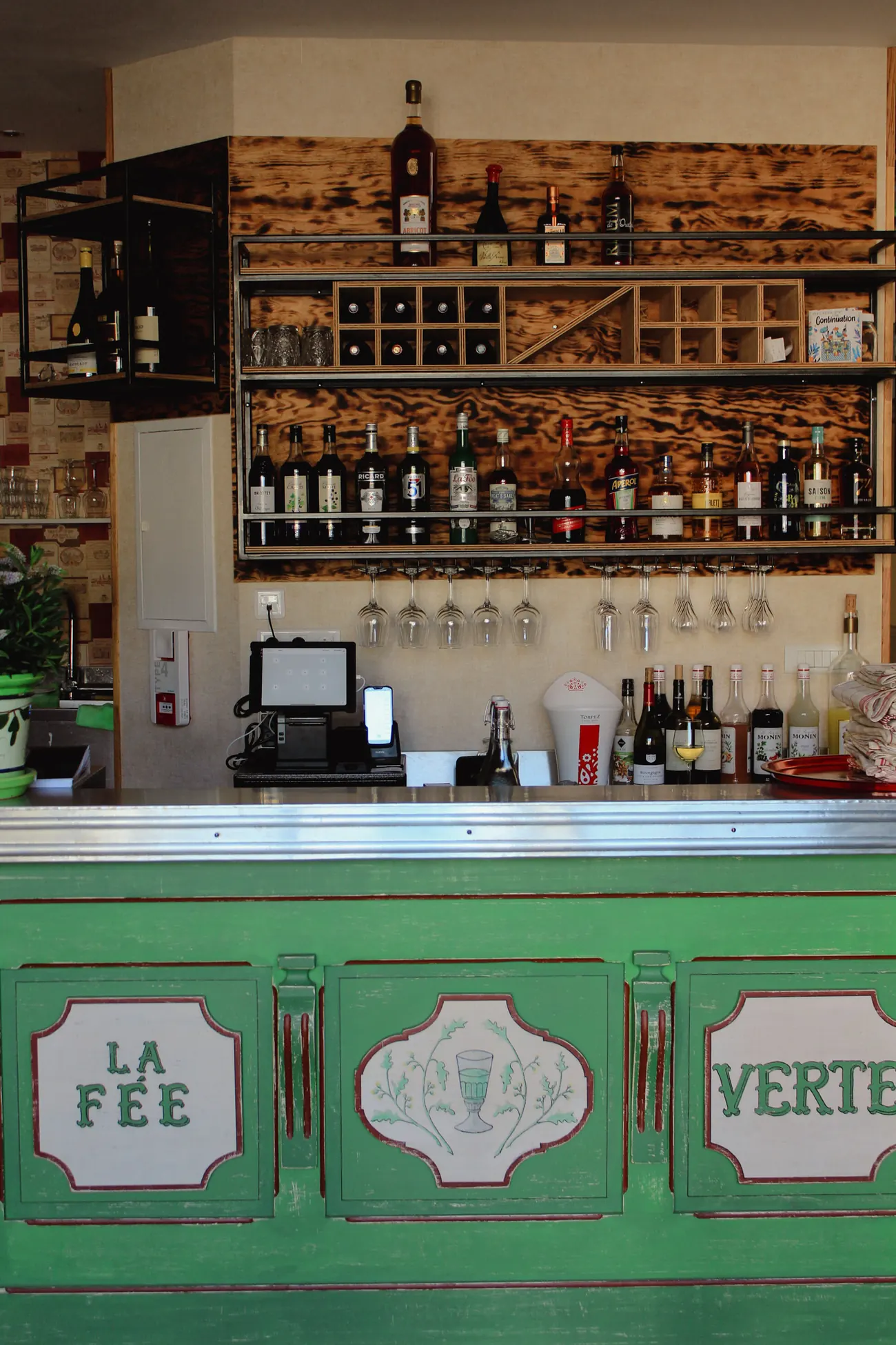 Détail des bouteilles et du comptoir du bar La Fée Verte