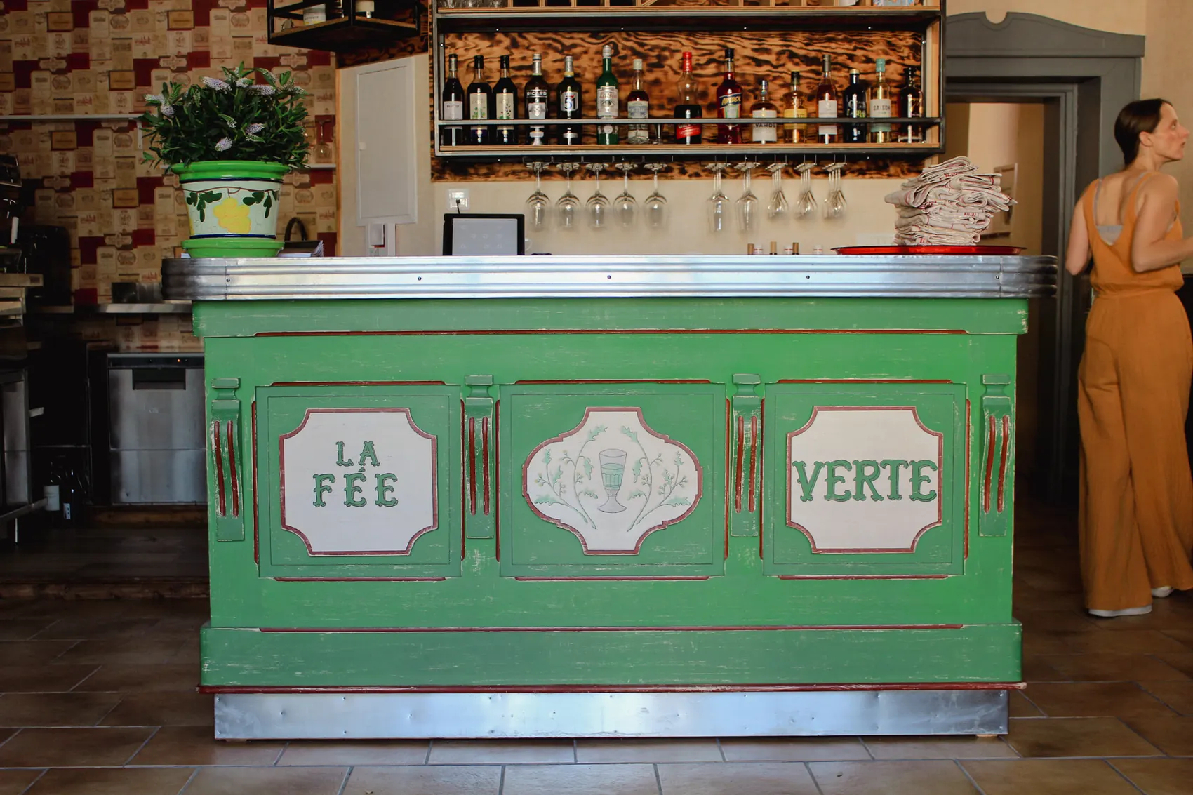 Bar La Fée Verte vu de face avec ses bouteilles