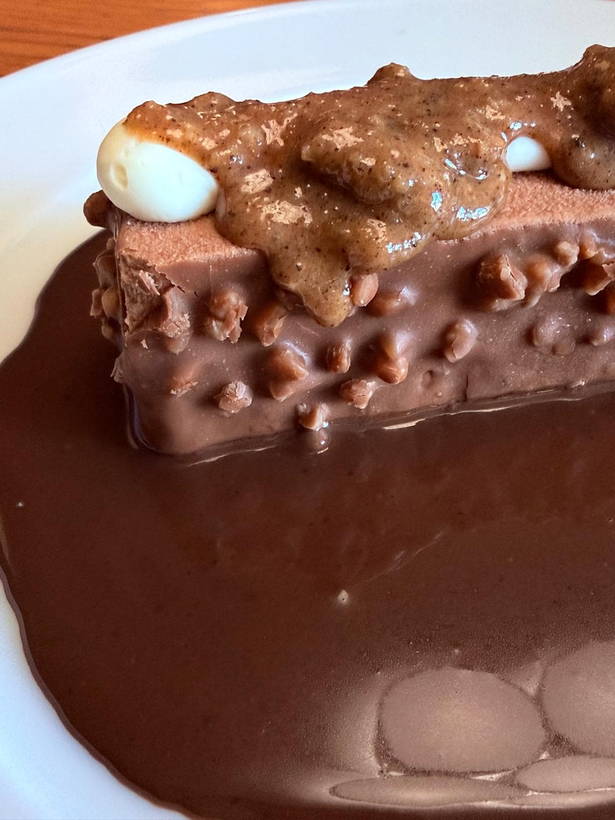 Parfait glacé au chocolat, sauce praliné — dessert signature de La Chaumière