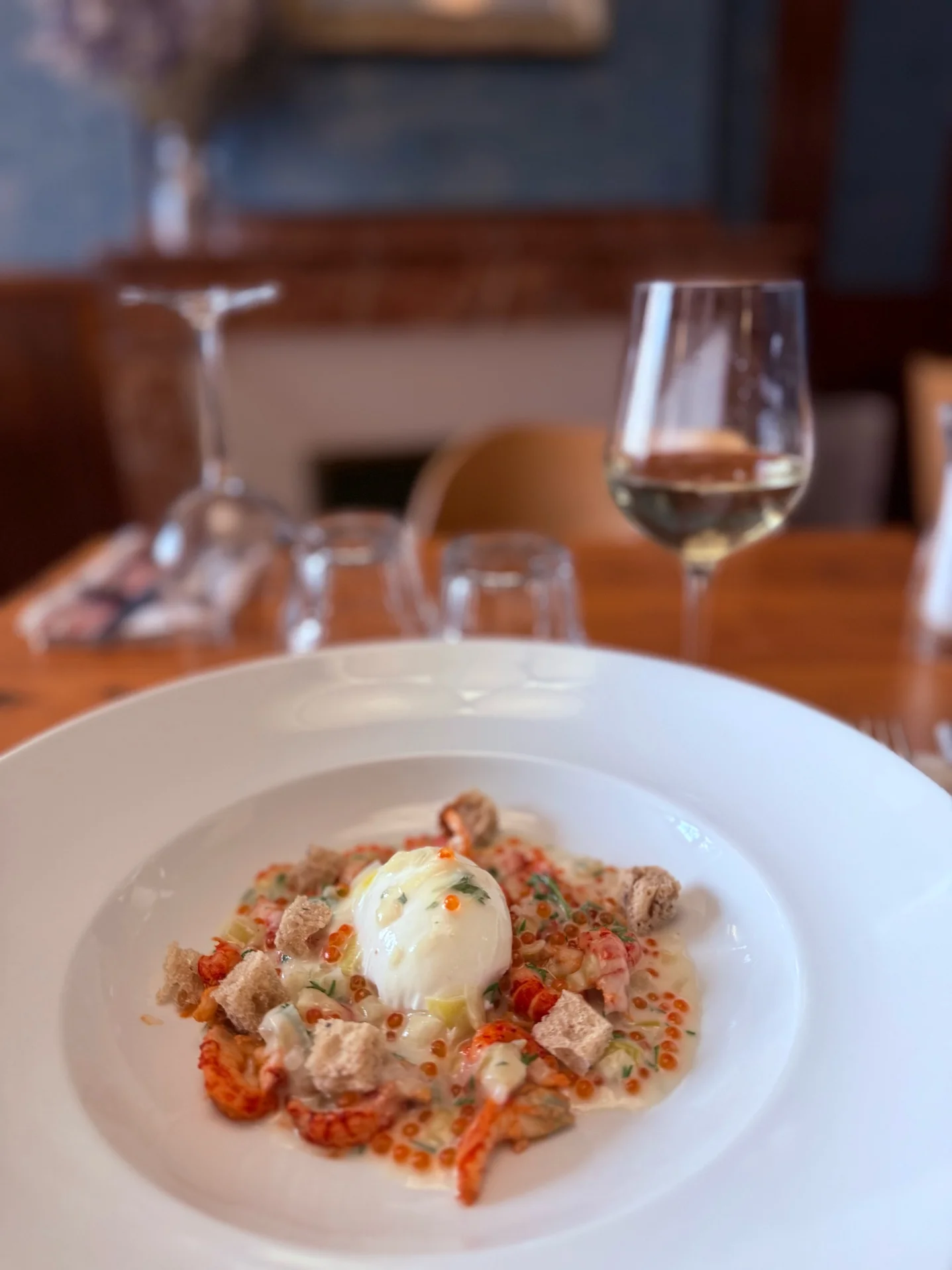 Œufs pochés bio aux écrevisses, croûtons et caviar de truite