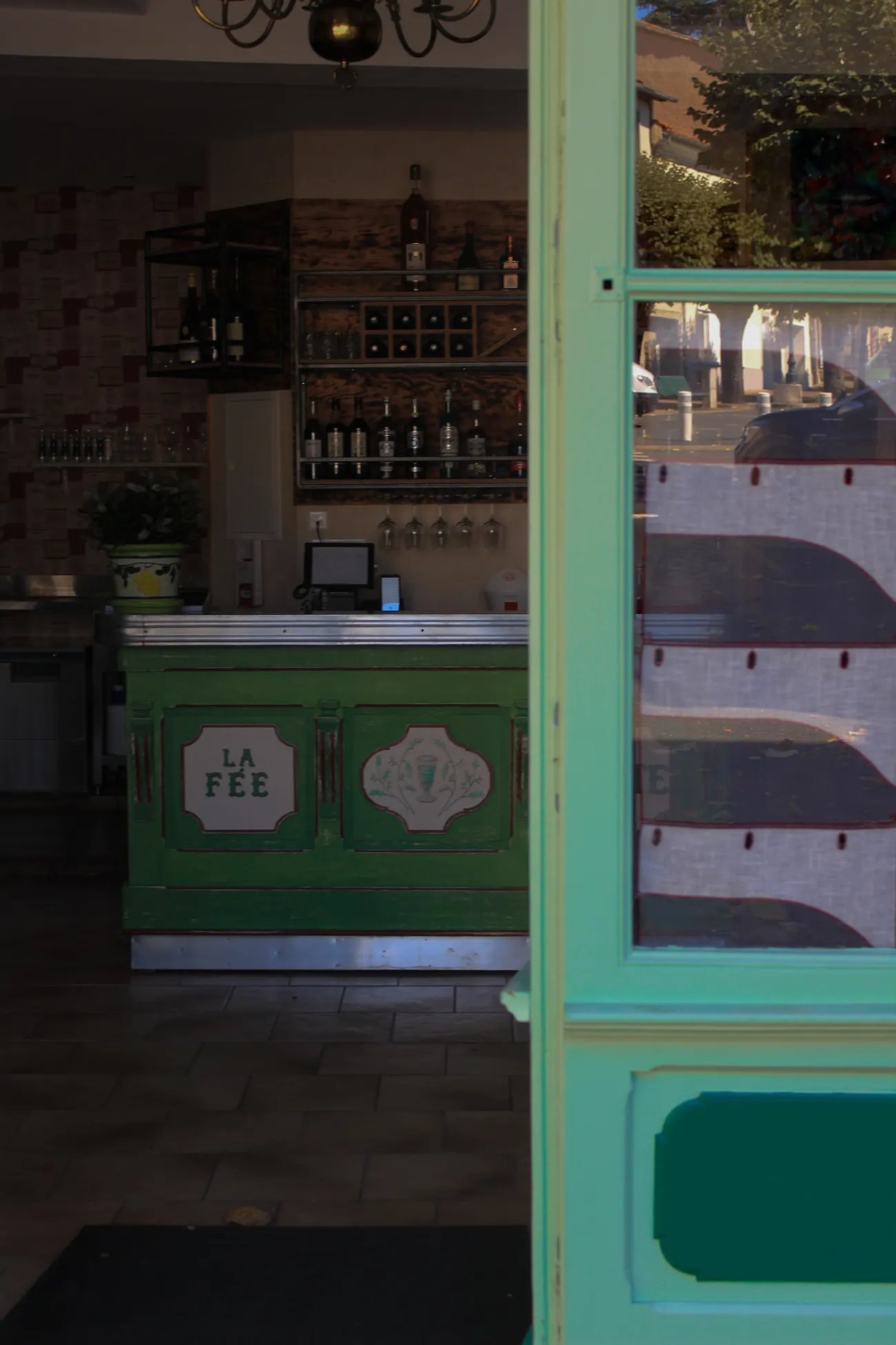 Entrée de La Chaumière avec sa porte verte