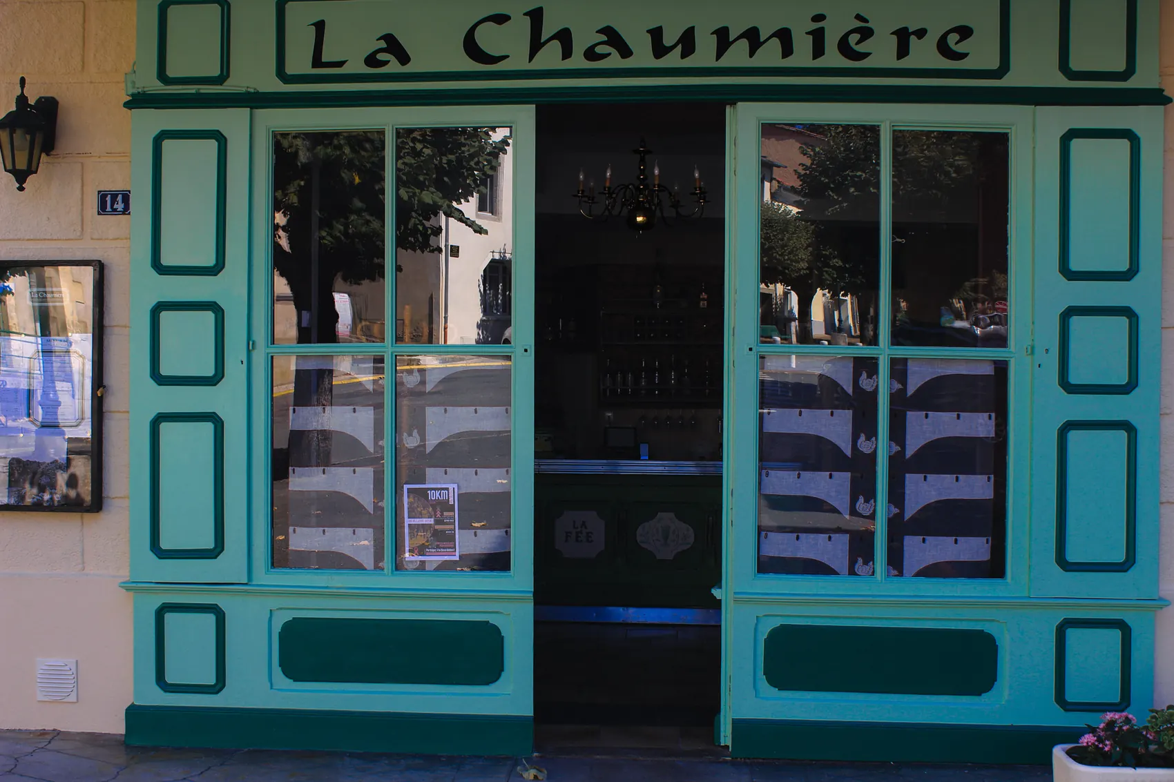 Façade verte du restaurant La Chaumière à Roquecourbe