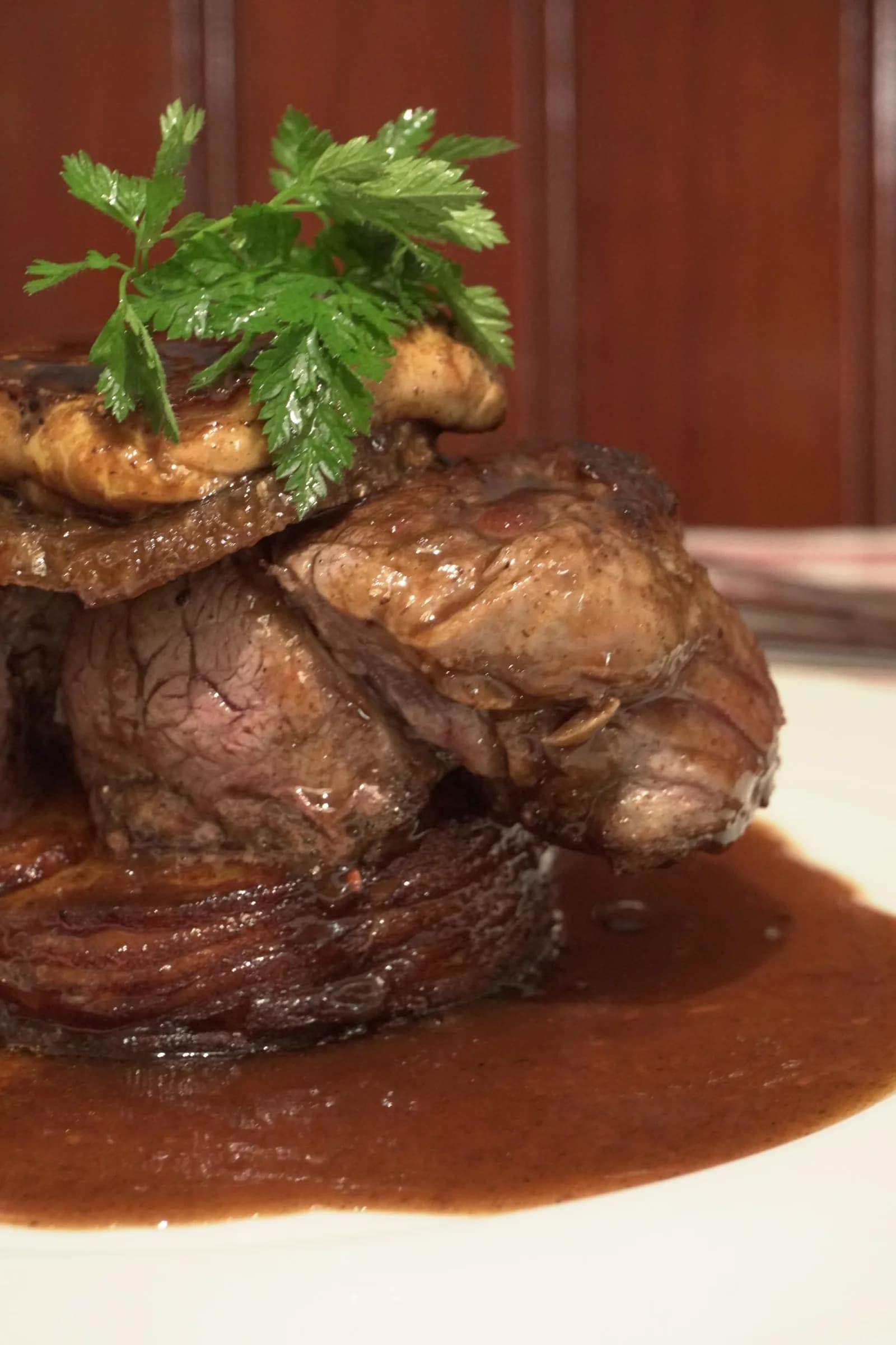Viande braisée en sauce, persil frais — plat signature du chef